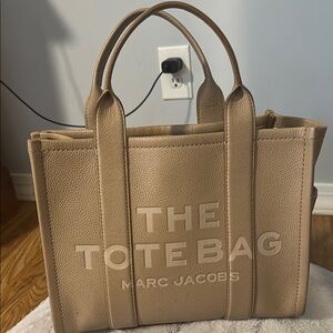 Marc Jacobs Beige Tote Bag
Size medium
